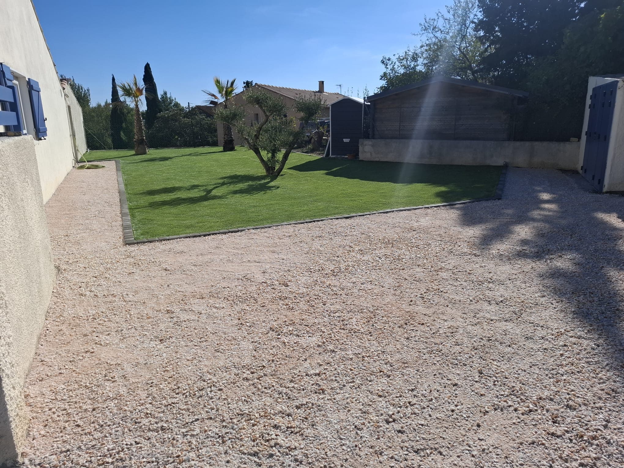 Allée gravillonnée avec bordures