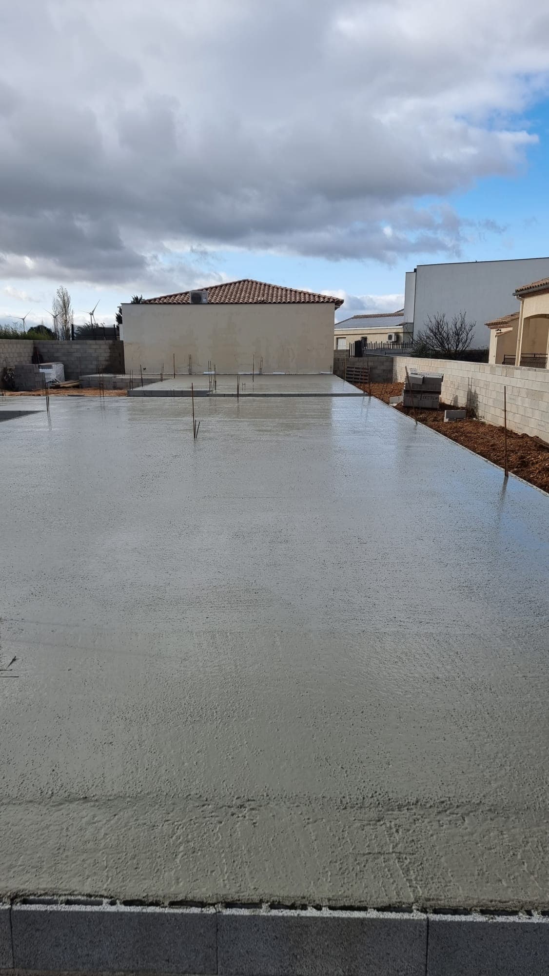 Dallage béton fraîchement coulé